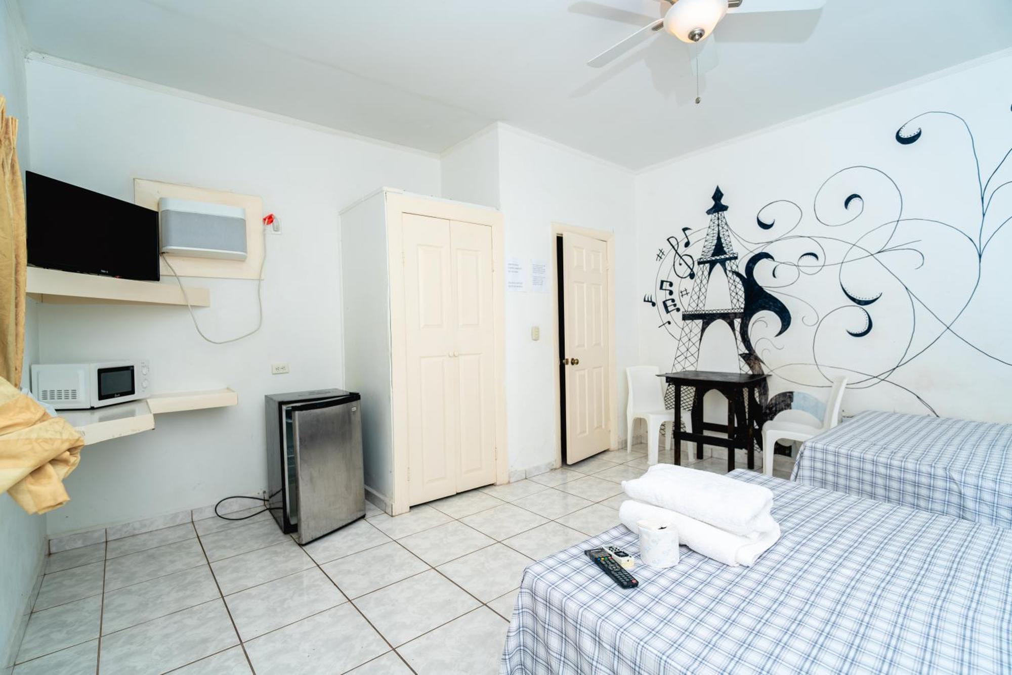 Hotel&Hostal Trinidad La Ceiba Exterior photo